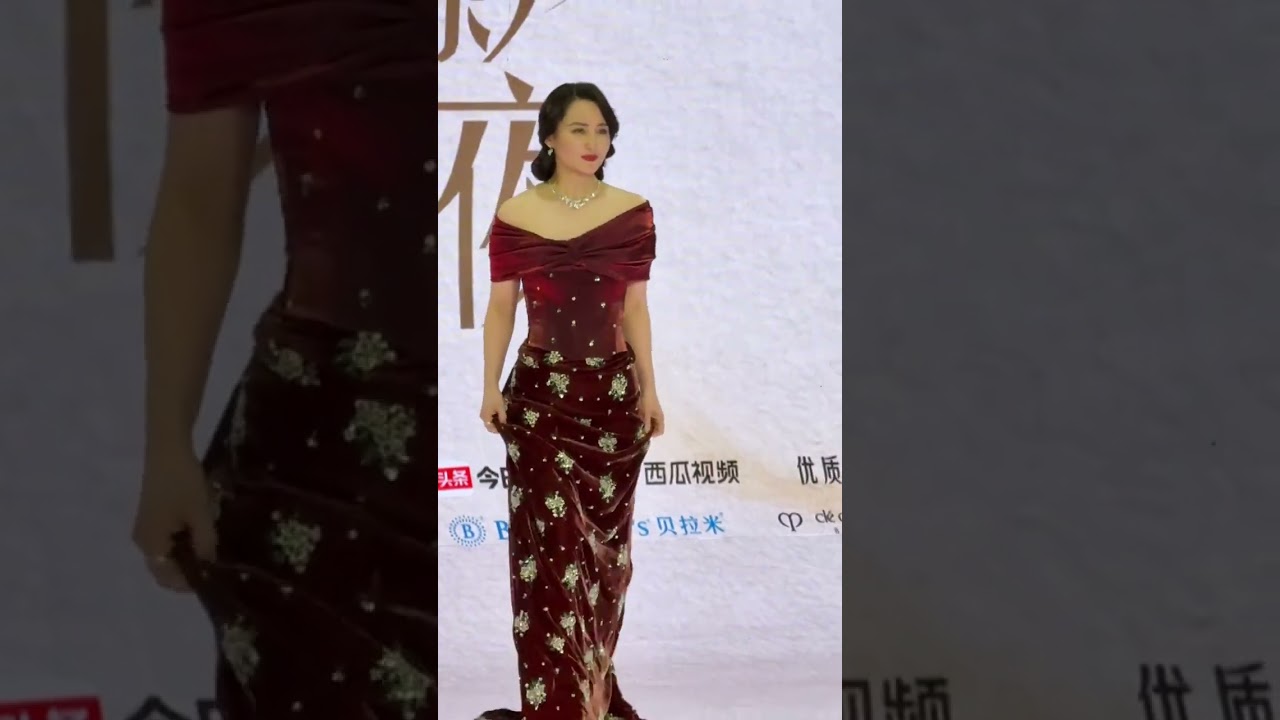 #蔣勤勤 出席#抖音電影奇遇夜 紅毯，大家覺的49歲狀態如何？#蔣勤勤不愧是內娛純元#抖音電影奇遇夜紅毯好多人啊