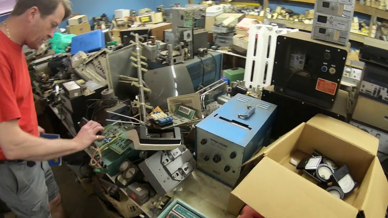 Vintage Electronics Shop Going out of Business