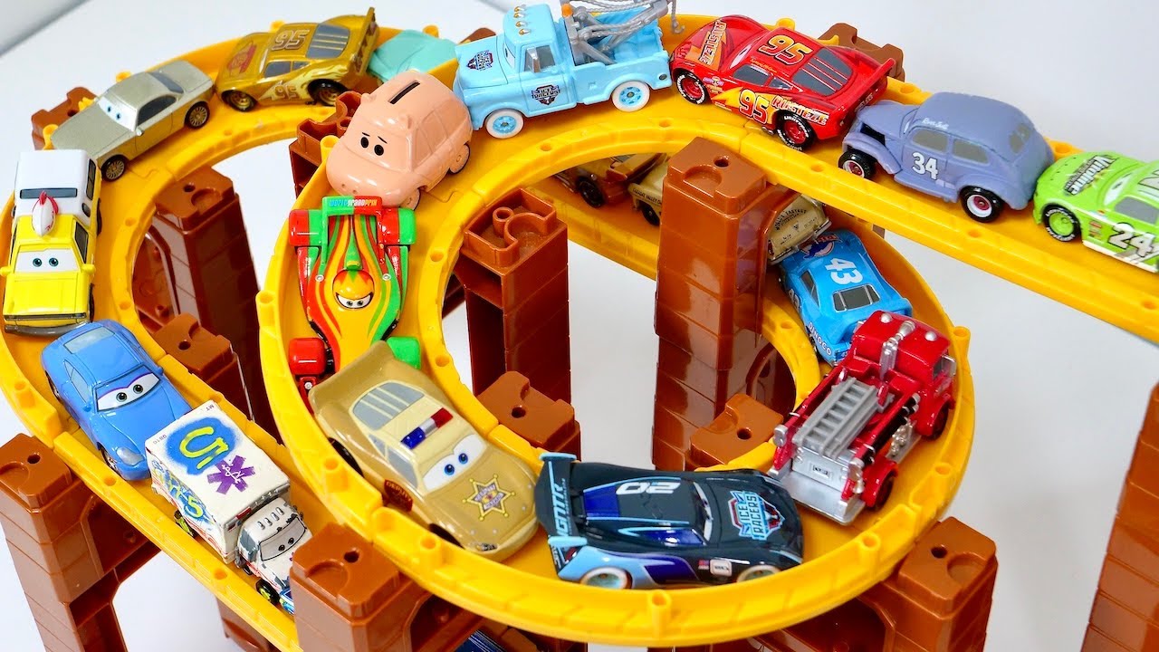 Cars Tomica ☆ Various Cars miniature cars run uphill, jump and jump into the water.