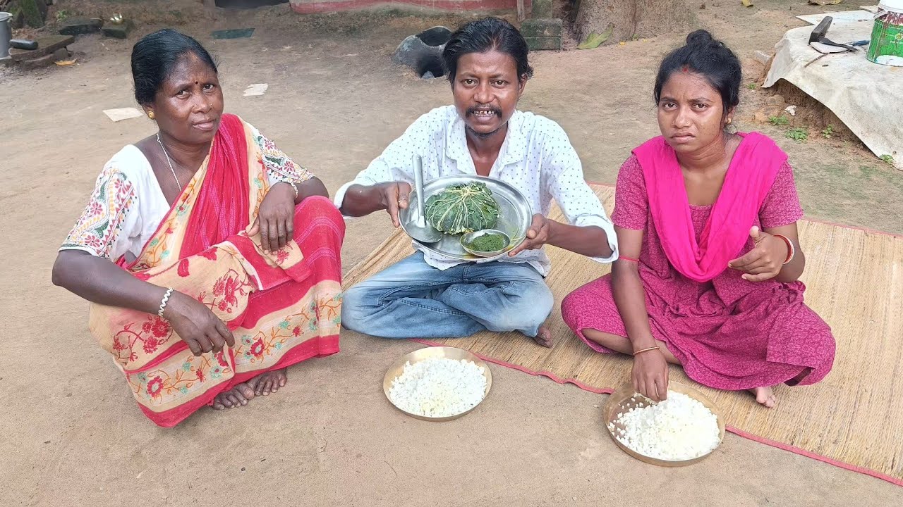 চন্দনের হাতে চন্দনা ইলিশের ভাপা তার সাথে কুমড়ো পাতার বাটা খেতে খুব মজা।