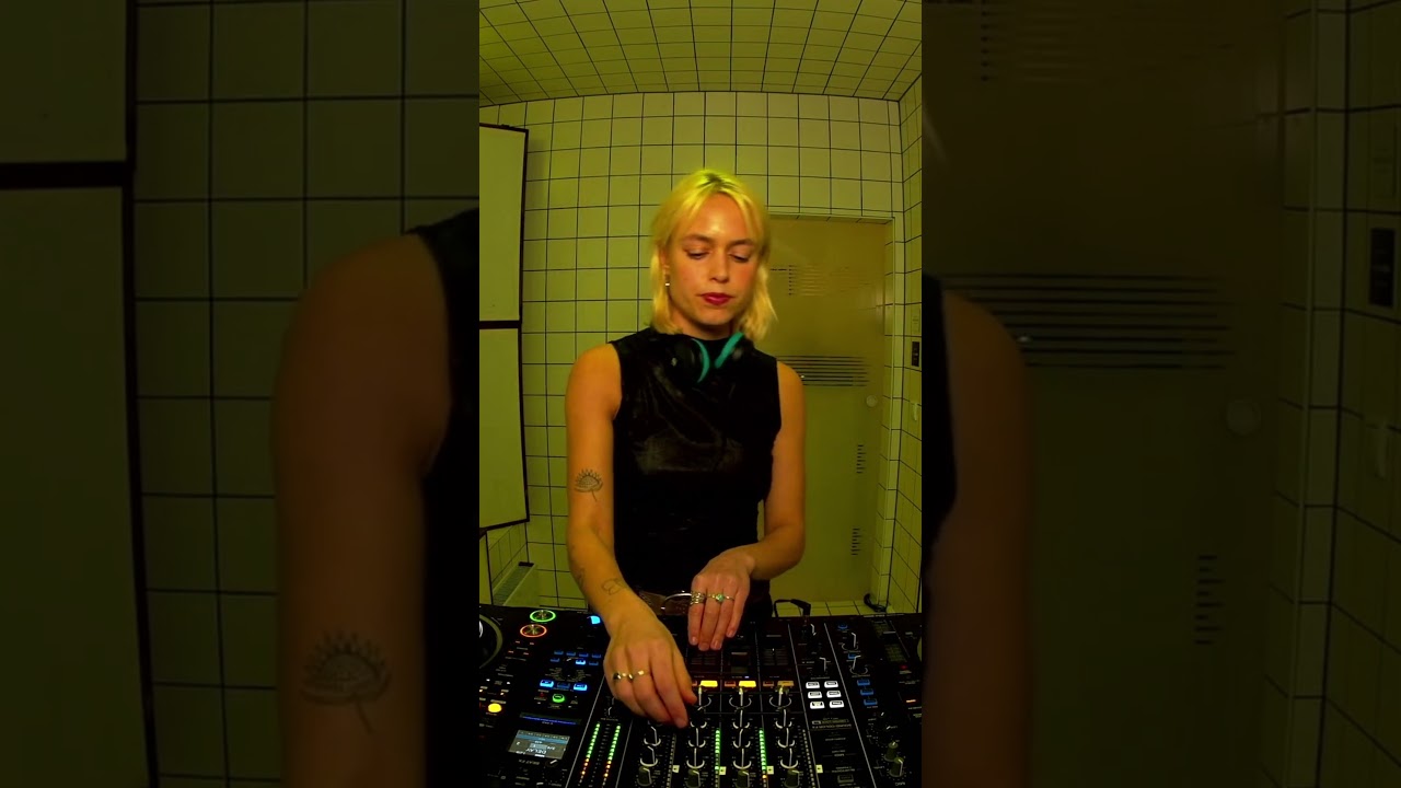 Выступление charli/e в HÖR Berlin. Полные комплекты декораций доступны в нашей библиотеке!