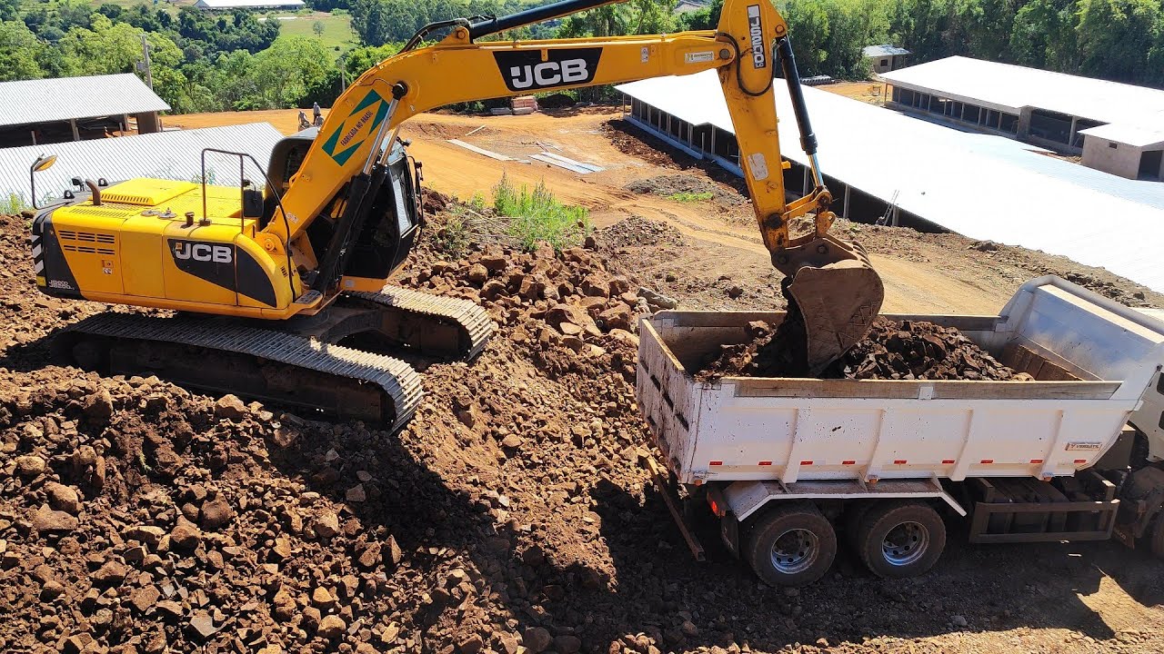 Escavadeira JCB 200 no carregamento produção