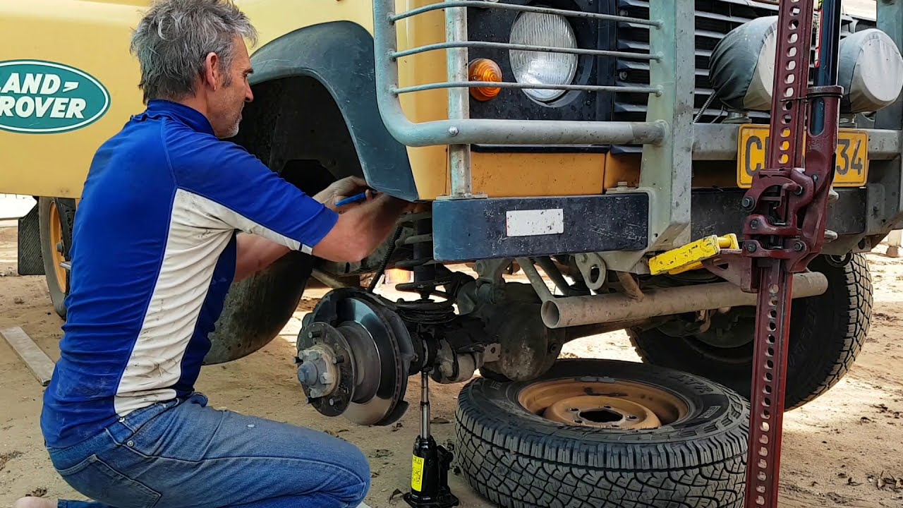 Land Rover Defender suspension replacement on the road at campsite, Baja peninsula, Mexico.
