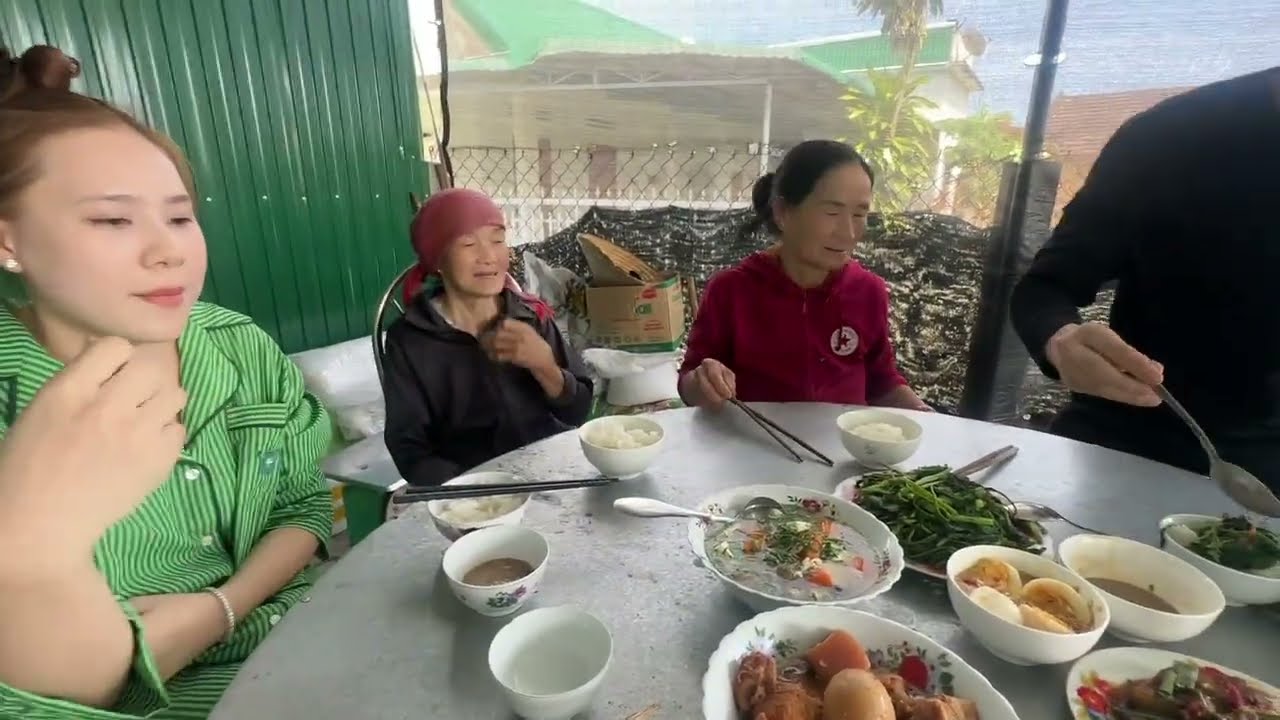 Bữa cơm trưa đơn giản cùng cô 3 trâm và mẹ tính miền trung