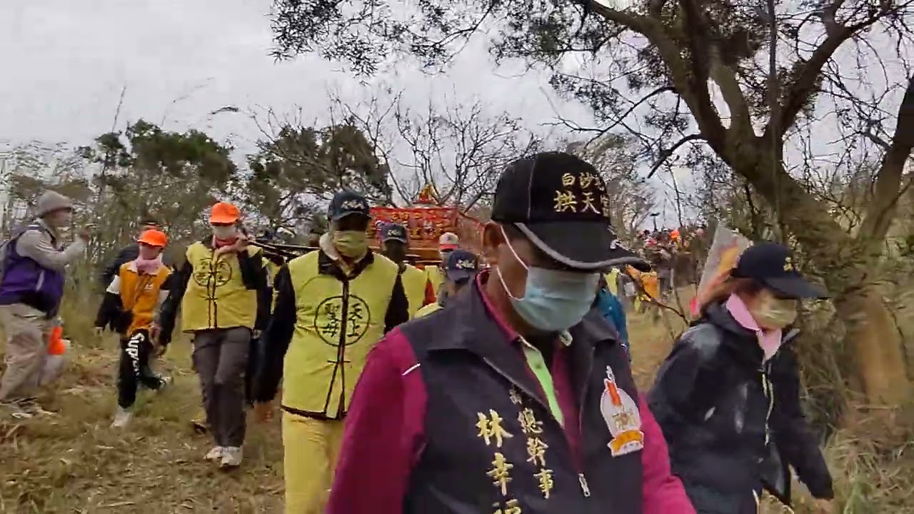 二媽遊庄下陡坡...大家路滑小心走...-2023年白沙媽祖二媽遊庄（2）