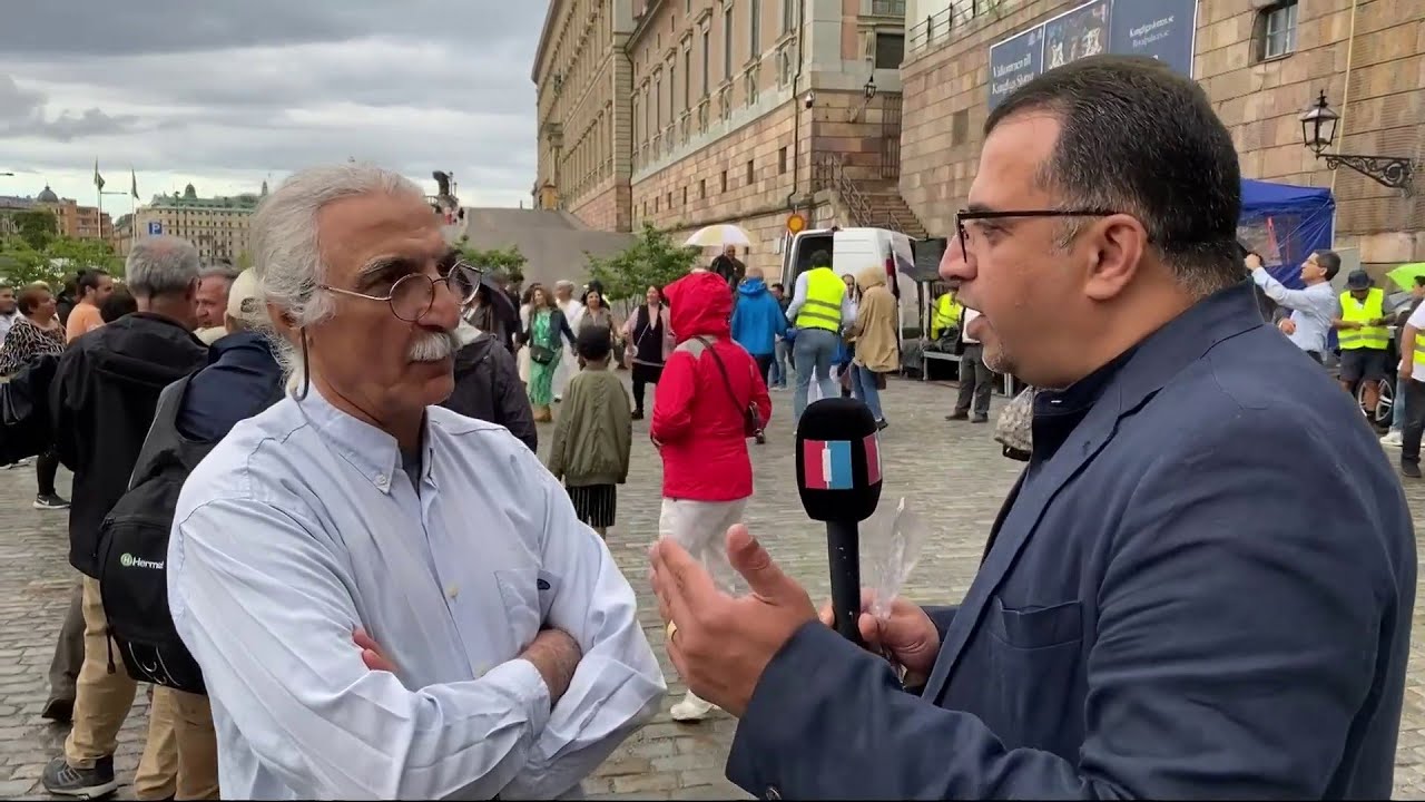 جشن خانواده‌های دادخواه برای حکم دادگاه سوئد به حبس ابد حمید نوری، دادیار سابق زندان گوهردشت