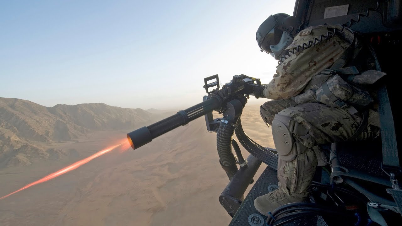 Пулемёты M134 Миниган и GAU-21 в действии - Интенсивные стрельбы с вертолётов  UH-1Y Venom