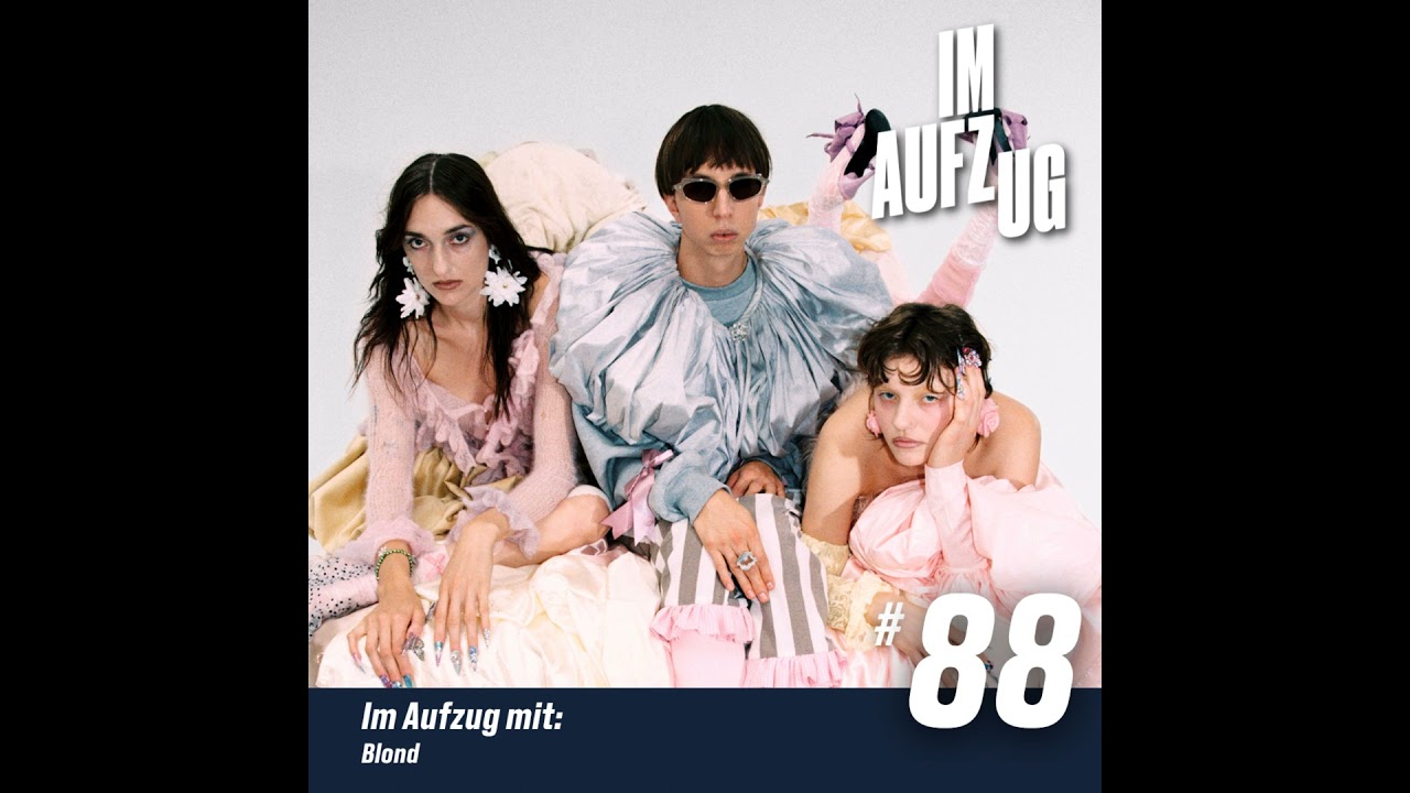Im Aufzug mit Blond