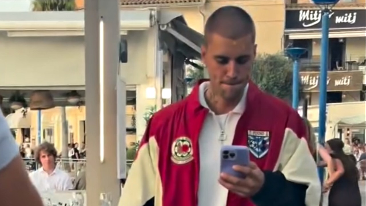 Justin Bieber looked very good as he was spotted by fans walking around Port Andratx, Mallorca