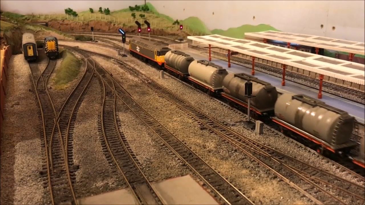 Garage Loft Railway - Oil Wagons Repainted