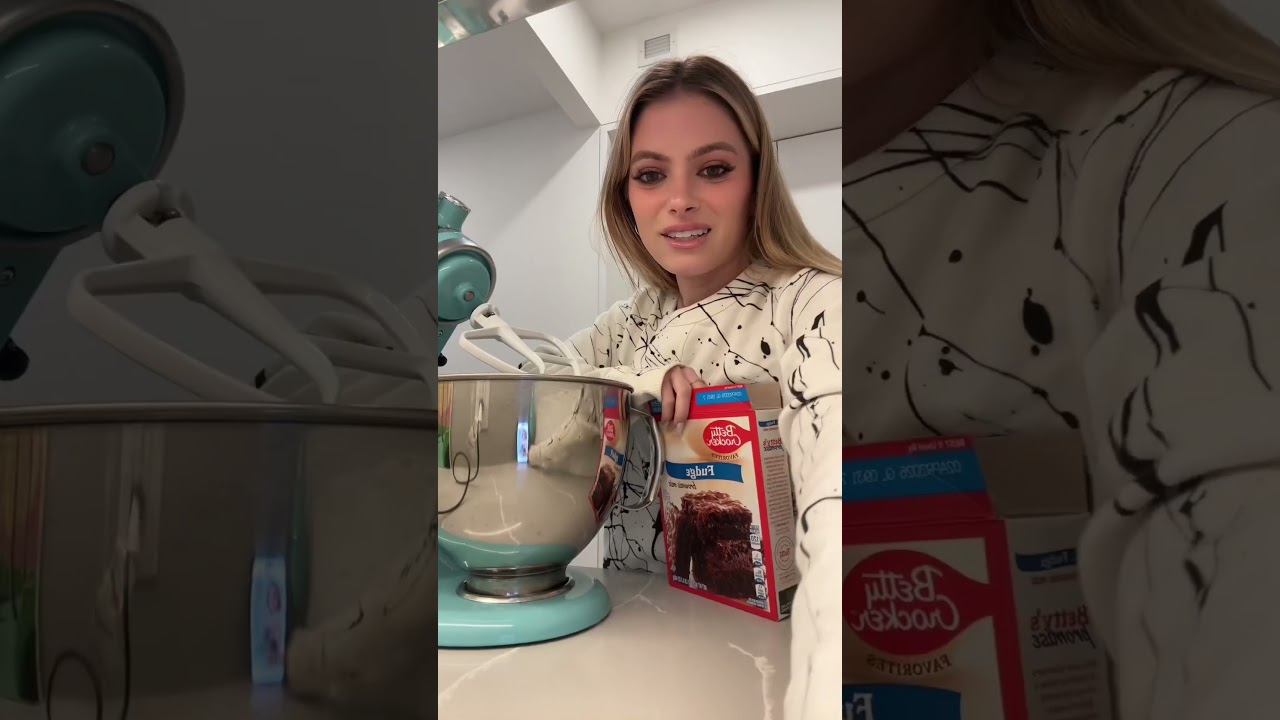 making my famous FUDGE BROWNIES🤤
