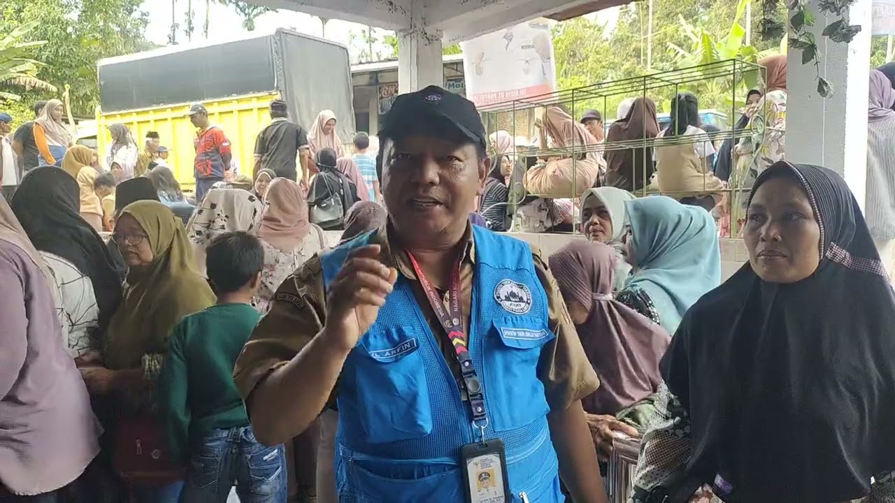Wali nagari Pasia Laweh Zul Arfin Dt Parpatiah memberikan bantuan sembako kepada masyarakat 