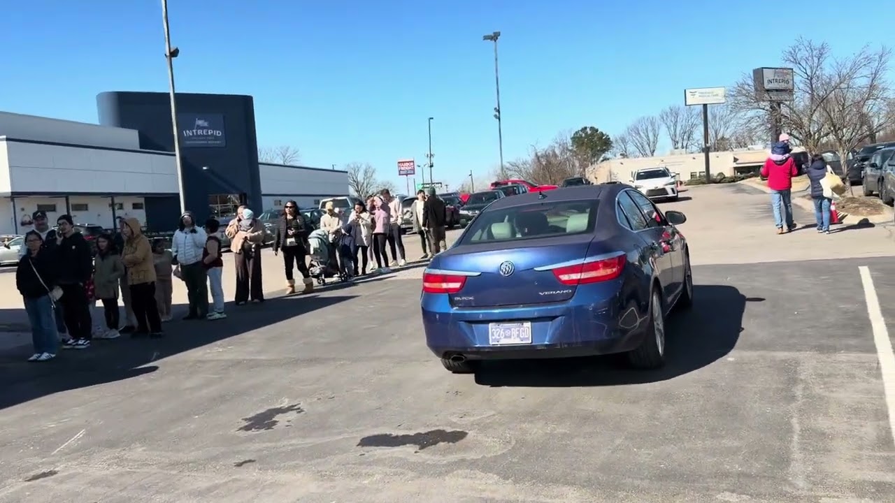 Peoples lines up outside stores to go shopping at Pan Asian. Supermarkets. Antioch TN. 02-07-26 😁