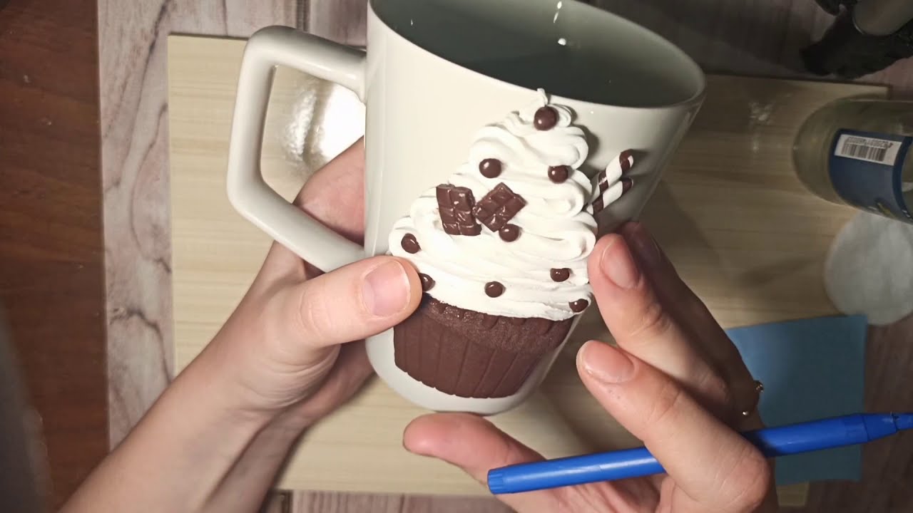 Как приклеить декор из полимерной глины на кружку | Видеоурок