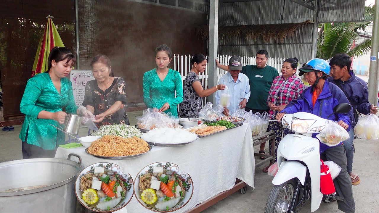 Ngày Rằm Nấu Nồi Hủ Tiếu Mì Chay và Nước Tắc Xí Muội Tặng Bà Con từ Tấm Lòng Dì Ngọc Trinh | HQ#1814