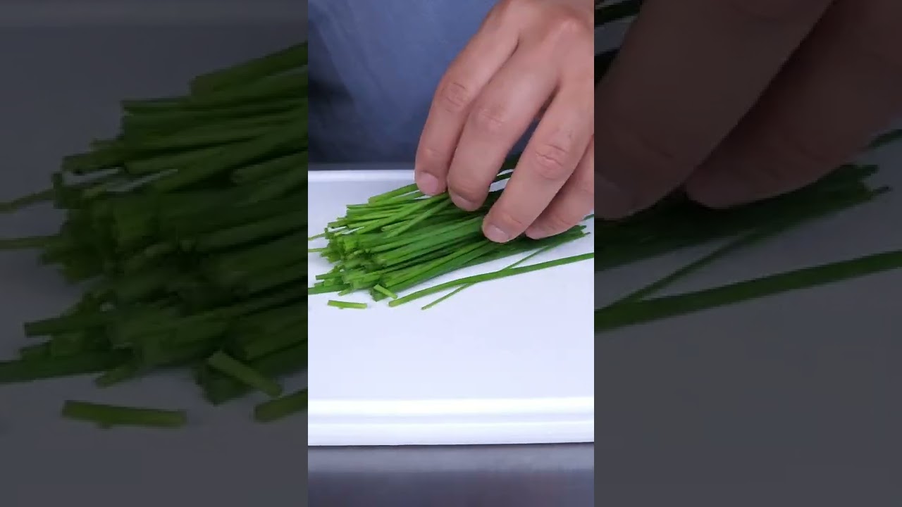 How to cut chives with only a paper towel. #chives #knifeskills  #fyp #knife
