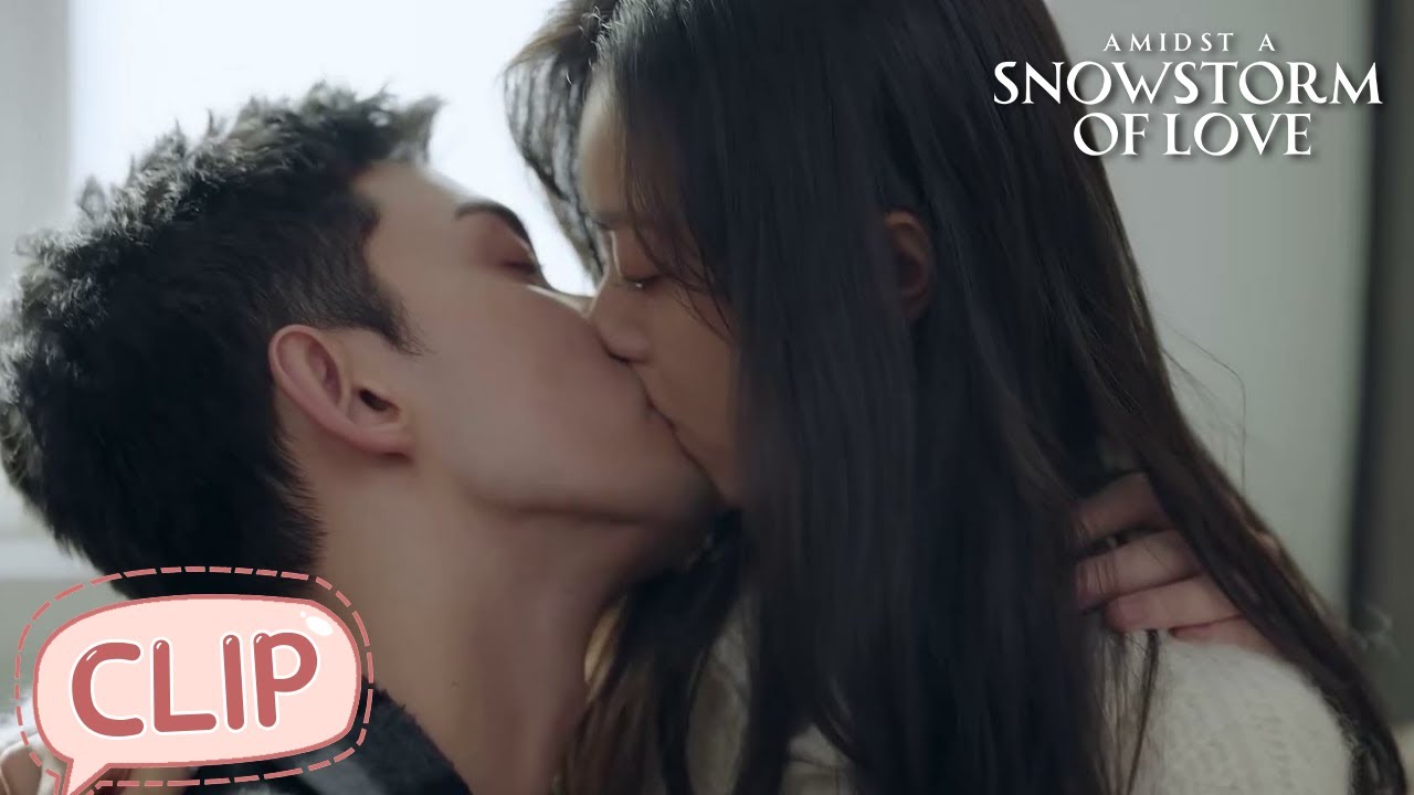 Sweet kiss ! He pounced Yin Guo on the sofa and kissed her | Amidst a Snowstorm of Love | EP11 Clip
