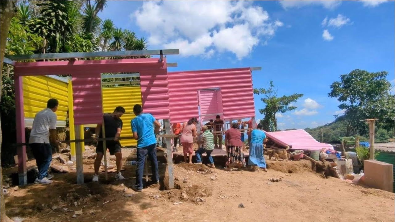familia y vecinos moverán la casa para alejarla del barranco😱 ¿lo lograrán?