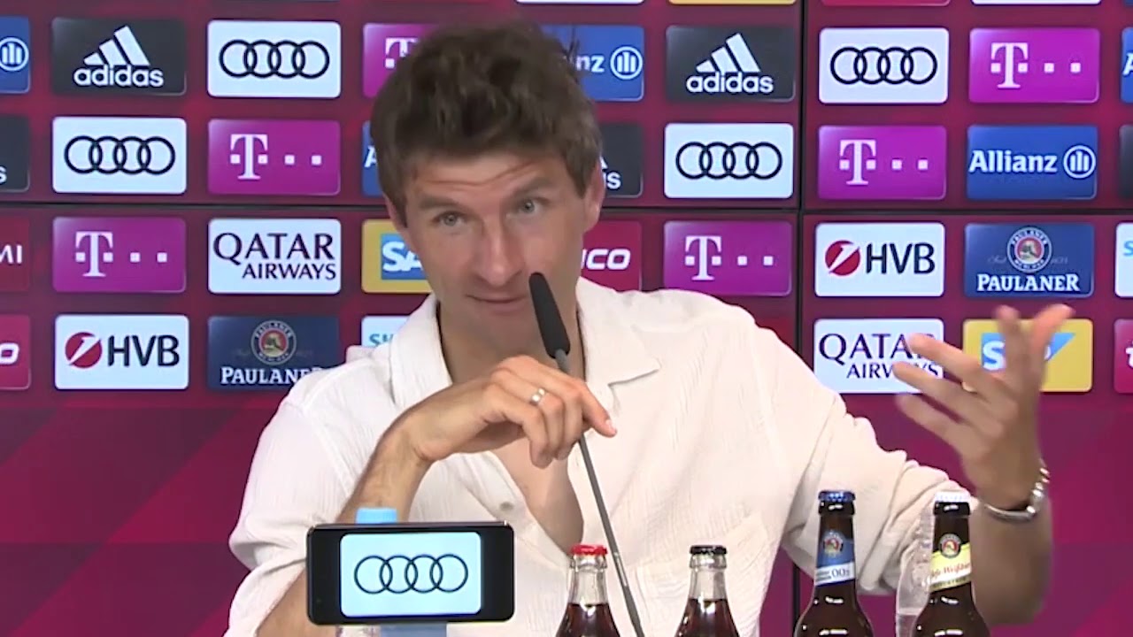 M&uuml;ller saying LewanGOALski, but everyone laughs