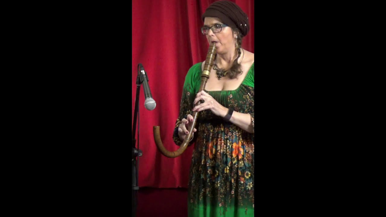 Belle qui tiens ma vie from Arbeau, on live looped crumhorn consort