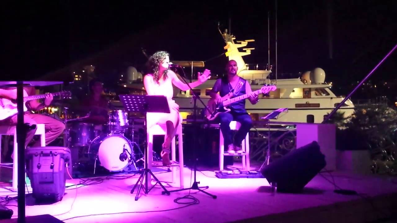 Ana Perisic  -  Happy - Pharrell LIVE Cover