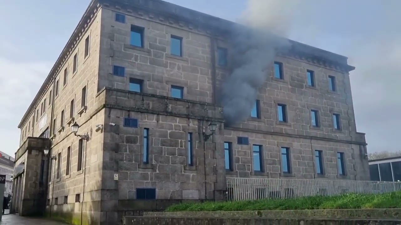 Un incendio obliga a desalojar la comisaría de la Policía Nacional de Santiago