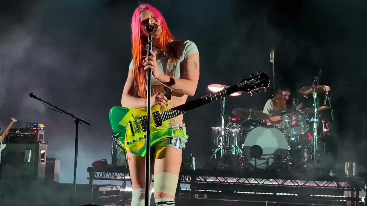 Wet Leg UR MUM Live 09-18-2025 Brooklyn Paramount NYC 4K