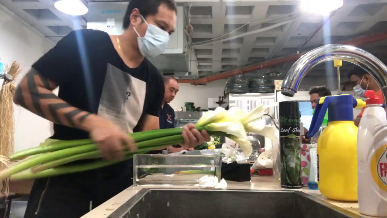 Live tutorials how to make elegant flower arrangements white Calla Lily