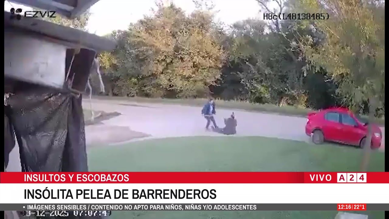 😣 LA INS&Oacute;LITA PELEA A ESCOBAZOS ENTRE DOS BARRENDEROS EN CORONEL VIDAL