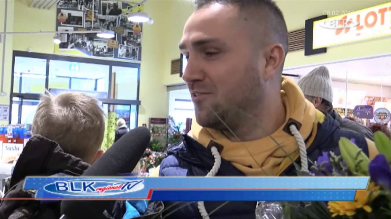 Übergabe Haus an Gewinner im Edeka Naumburg Nicole Becker Christian Vent Daniel Hinze