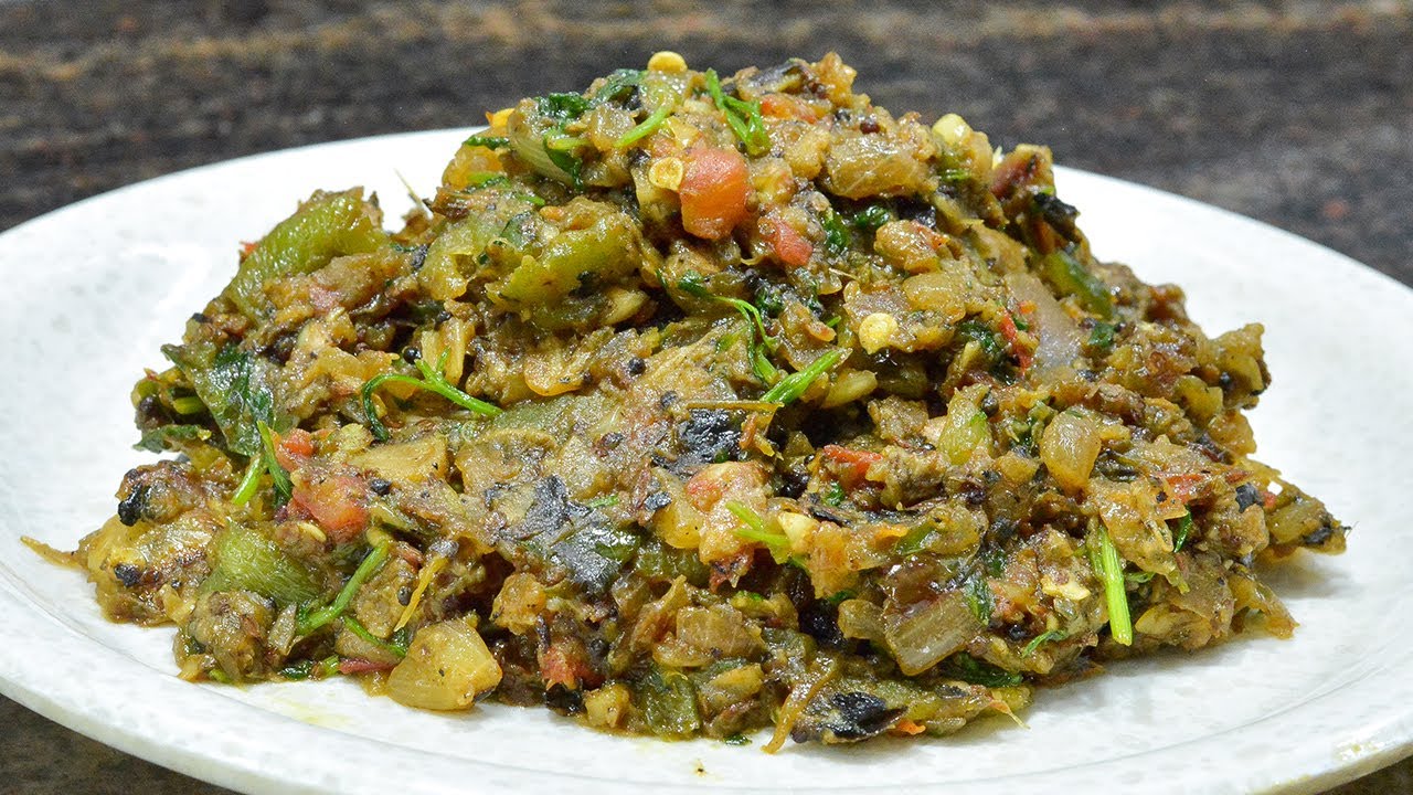 एकदा असं बनवा शिमला मिरची वांगी भरीत, सगळे बोटं चाटत बसतील | Shimla Mirch Vangi Bharit