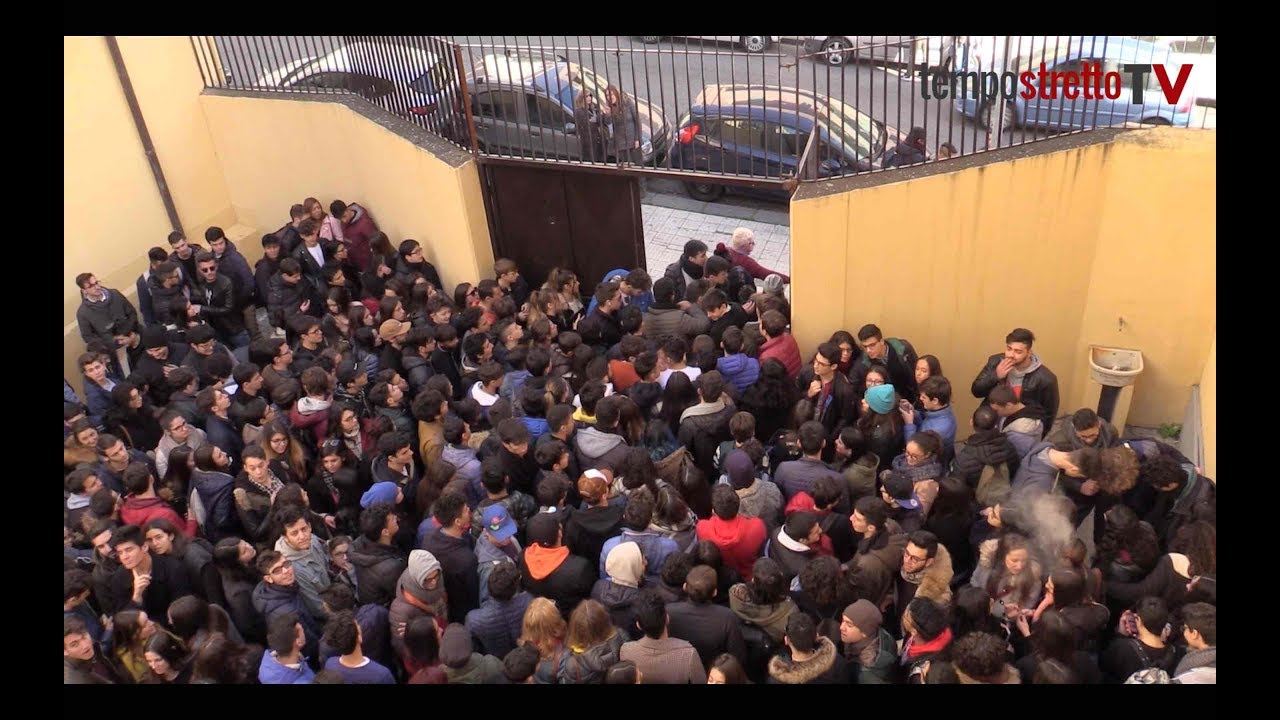 Rete scolastica, no a tagli e accorpamenti: il Comprensivo Paradiso scende in piazza