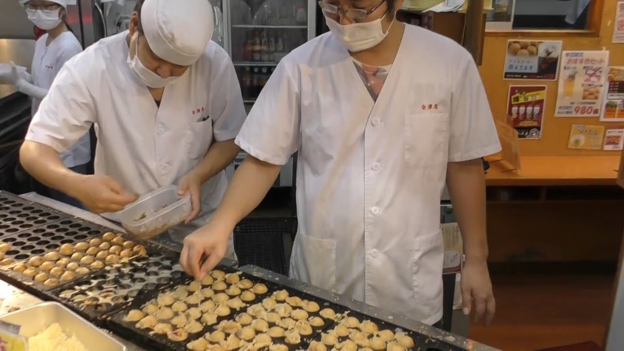This shop is where the first Takoyaki was made in Japan./たこ焼きを発明したお店「会津屋 本店」（大阪）