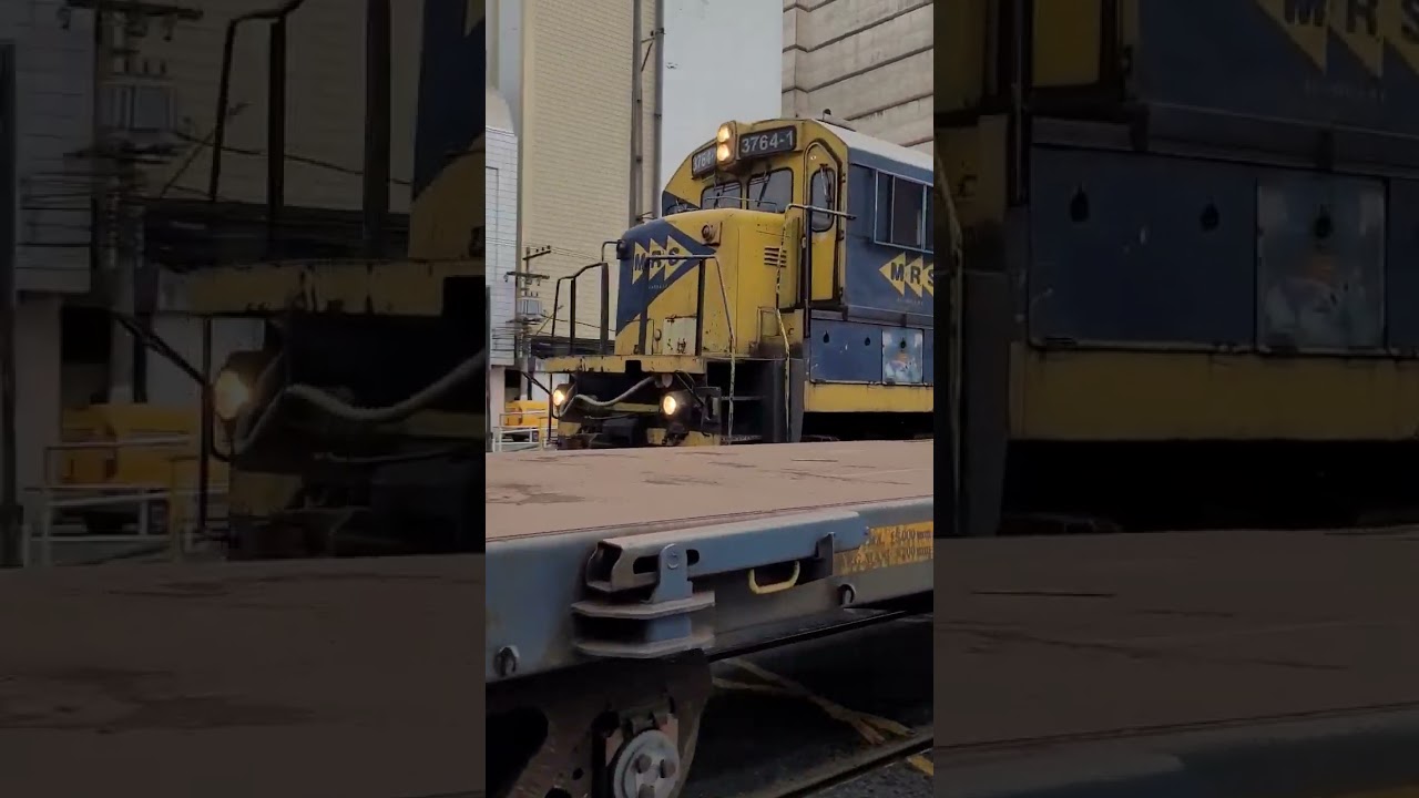 trem da MRS passando no centro de Barra Mansa 