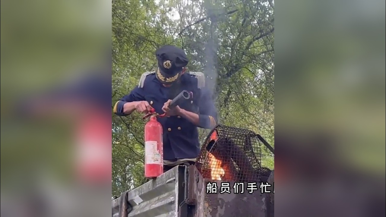 疯了！油桶当救生艇，两栖车险变泰坦尼克 别划！拆调速器魔改 5000 匹，车顶小提琴配乐，两栖车下水就趴，挖掘机三救仍冲锋