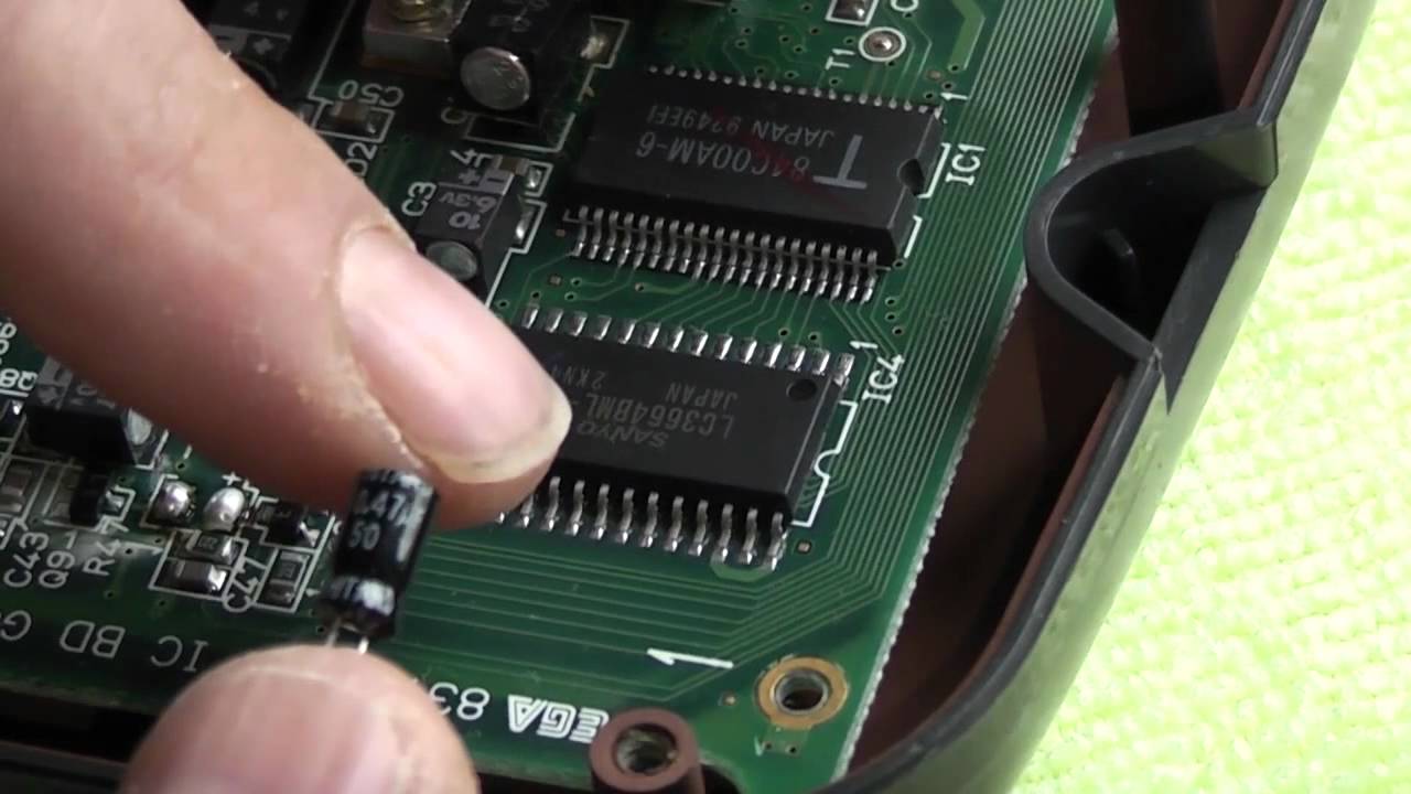 Учебное пособие по Sega Game Gear — Ремонт ЖК-экрана — Замена конденсаторов на основной плате