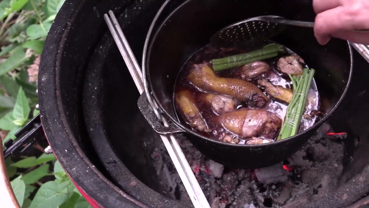 Кокован . Петух в вине , готовлю в казане на огне.