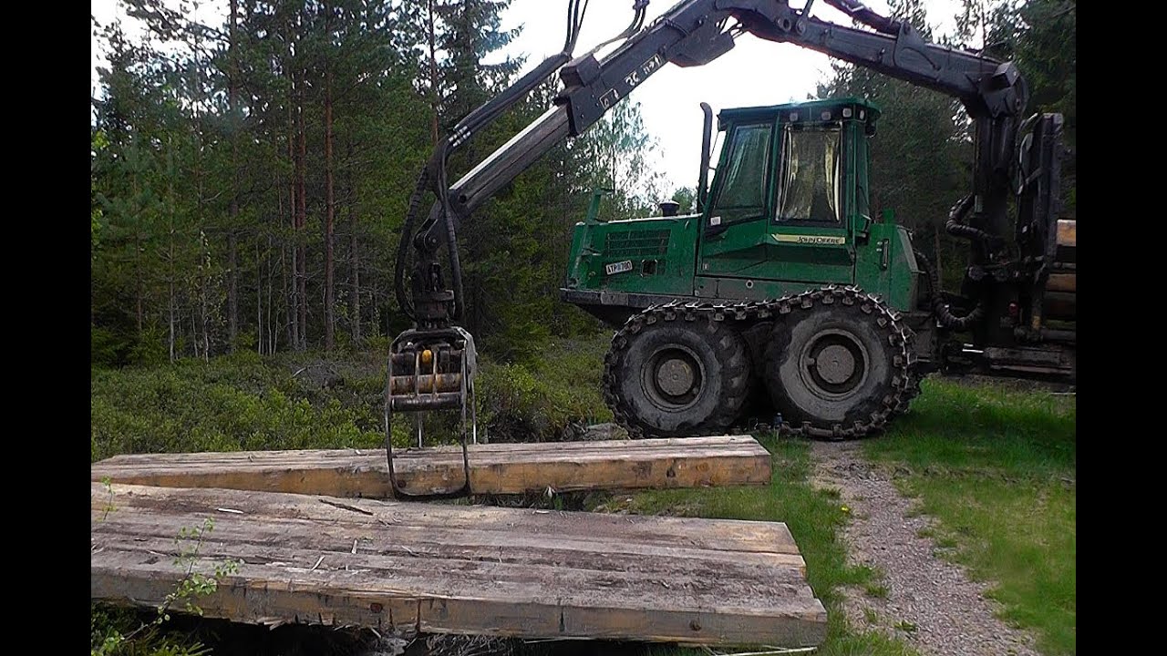 John Deere 1710D Eco III Building A Bridge