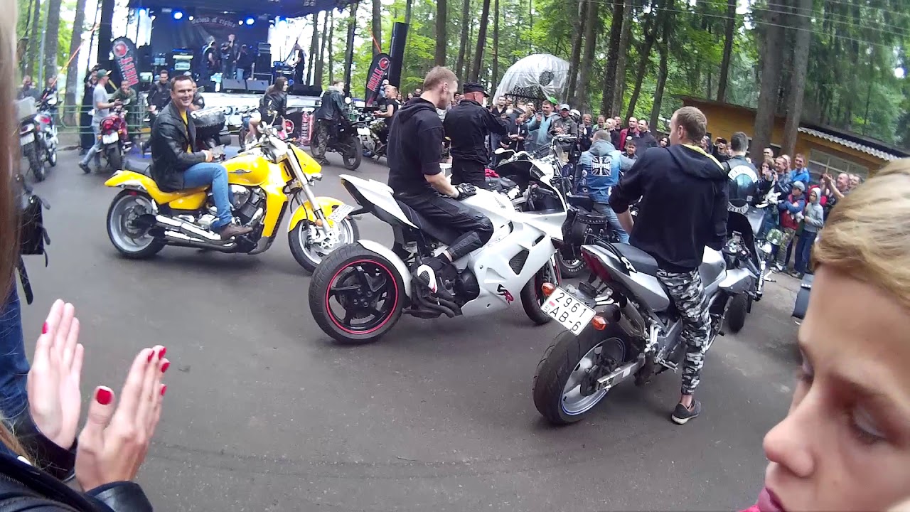 Honda VFR 800 на битве выхлопов.