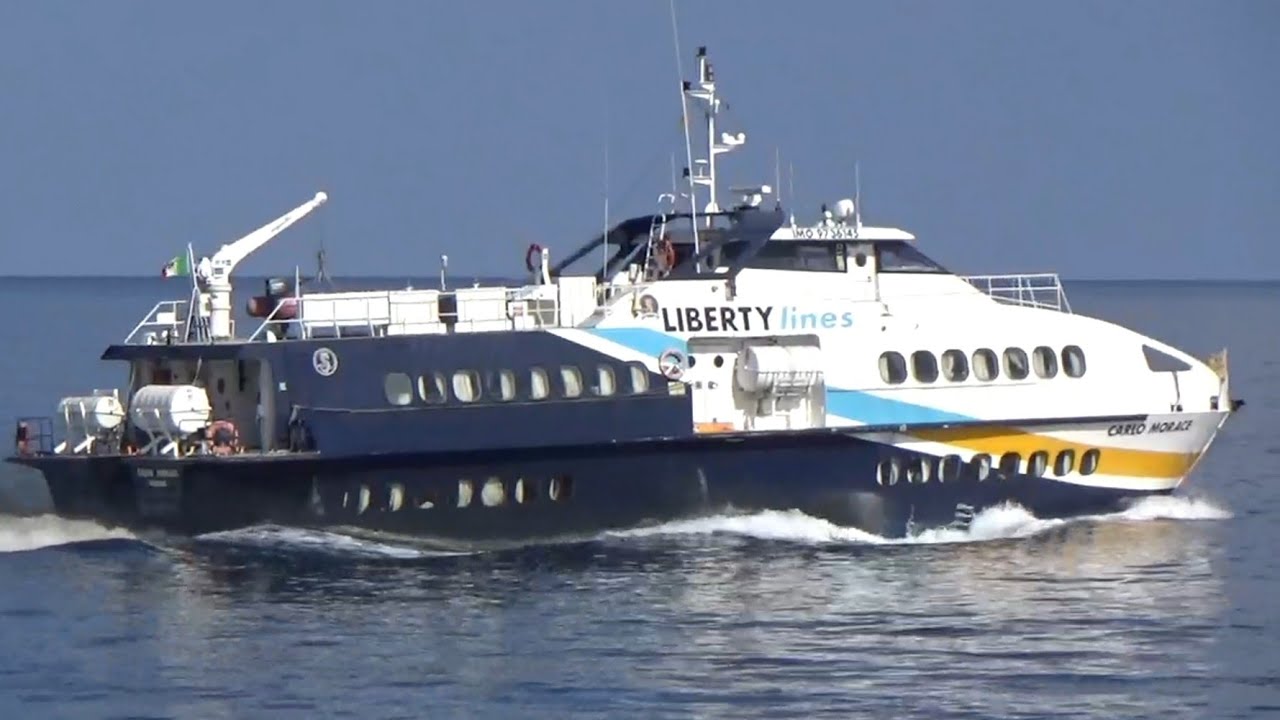 Aliscafo Carlo Morace in partenza dal porto di Favignana