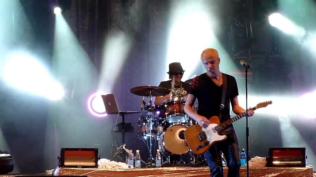 Nelj&auml; Ruusua - Hunningolla (Live, Ilosaarirock 2011)