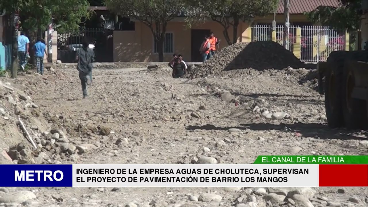 INGENIERO DE LA EMPRESA AGUAS DE CHOLUTECA, SUPERVISAN EL PROYECTO DE PAVIMENTACIÓN DE BARRIO LO