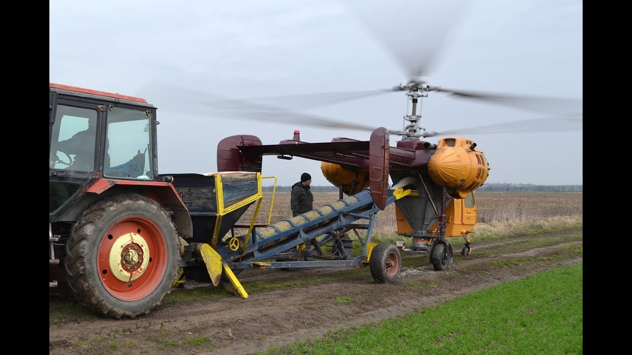Kamov Ka-26 spreading solid fertilizer near Kápolnásnyék