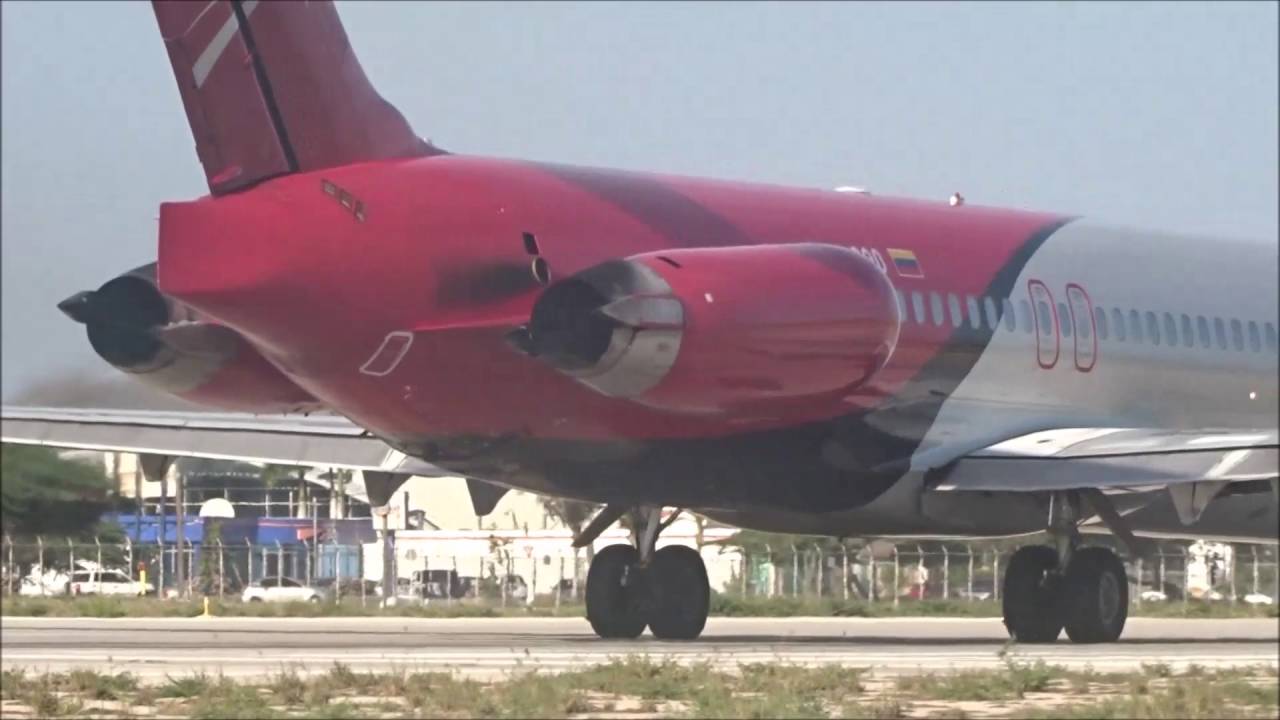 Amazing crosswind takeoff! Aserca Airlines MD-83 Rocketing out of Queen Beatrix