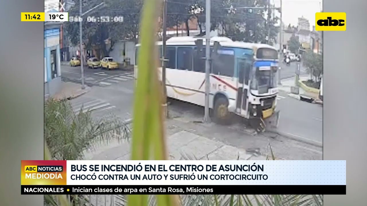Bus se incendió tras choque en el centro de Asunción