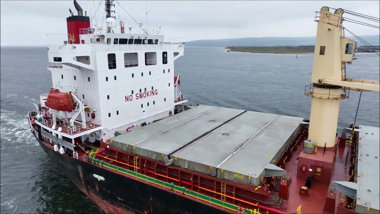 Crew Wave From Manta Melek Bulk Carrier On Lough Foyle - Mavic 3 Classic