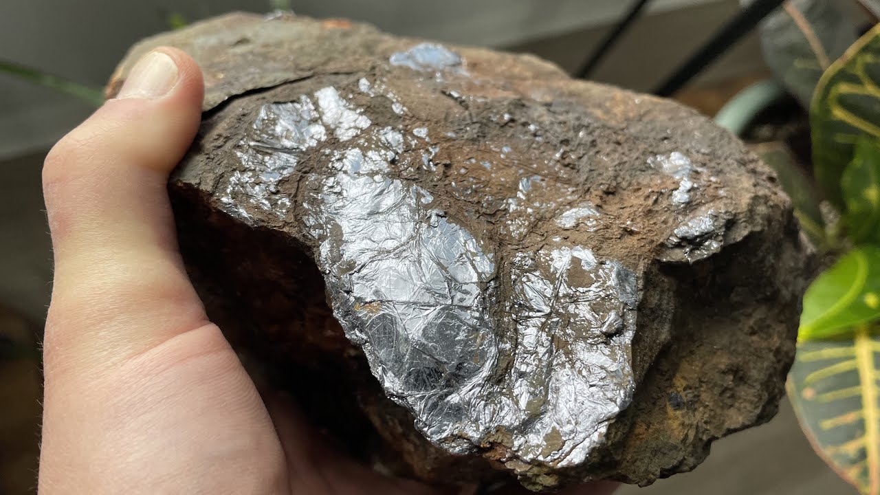 Нетронутые остатки рудника (частная собственность). Приглашение для владельца (кристаллы молибден...