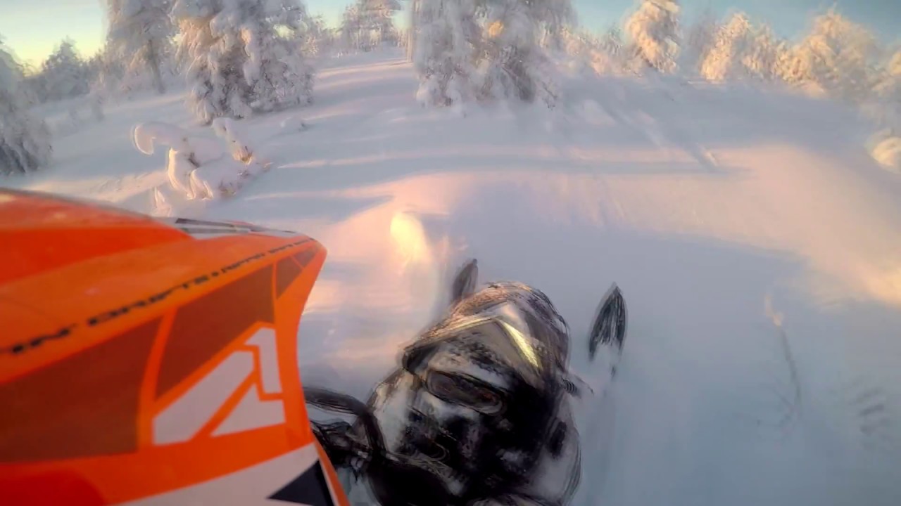 Ski-Doo Summit 600 everest 146 e-tec 2011 in deep powder