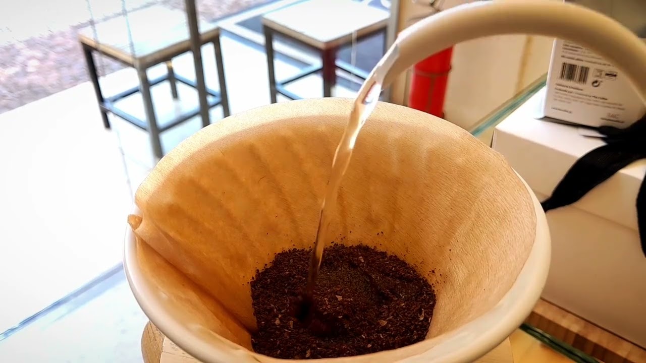V60 Usando variedad de café geisha con un proceso fermentado natural . Molino usado: timemore c2