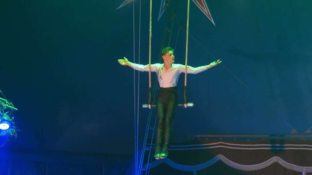 A circus special - acrobatics on the swings / Ein Zirkus-Special - Akrobatik auf der Schaukel